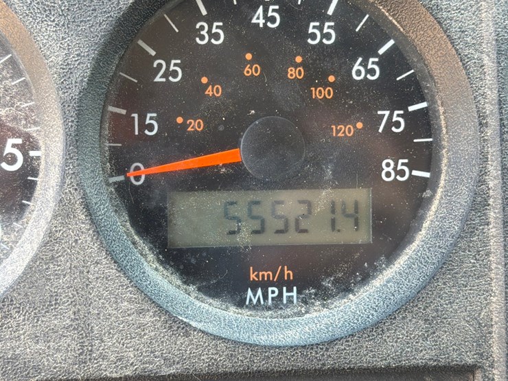 2000-freightliner-fl80-image-42