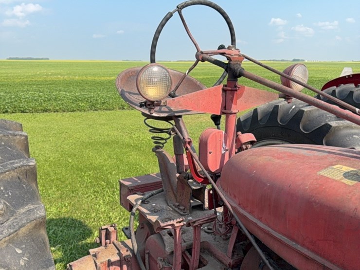 ihc-h-tractor,-narrow-front-image-30