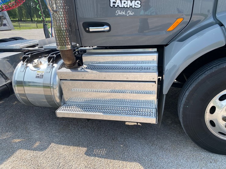 2019-peterbilt-579-image-12