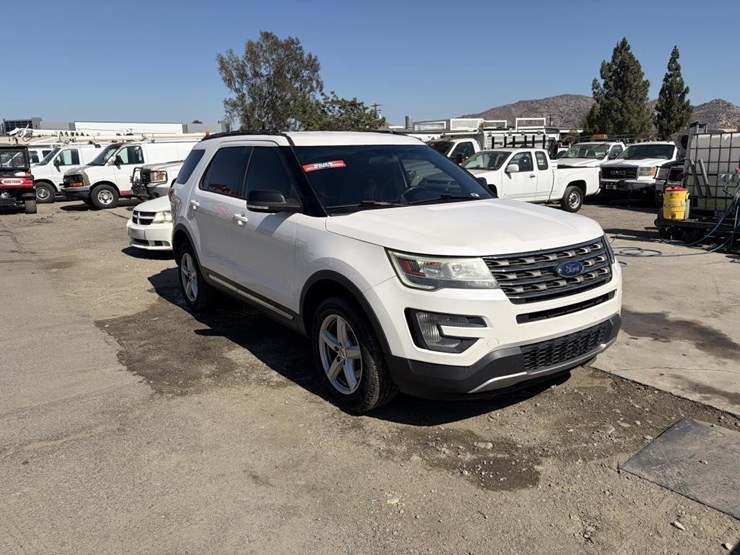 2017-ford-explorer-xlt-image-2