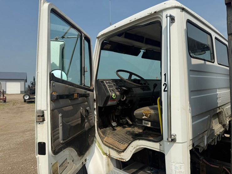 2000-freightliner-fl60-image-45