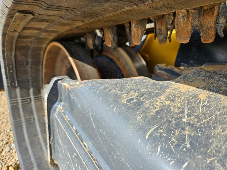 2025-john-deere-335-image-17