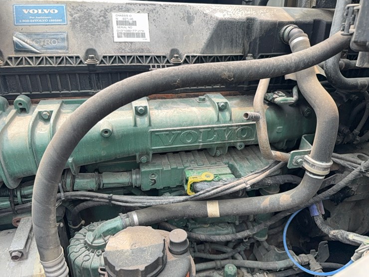 2015-volvo-day-cab-semi-image-33