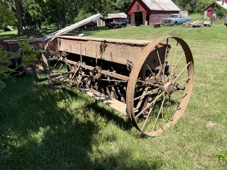 8'-mccormick-deering-steel-wheel-grain-drill-image-5