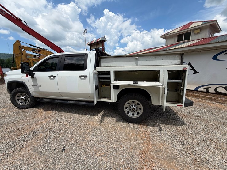 2020-chevrolet-3500hd-image-32