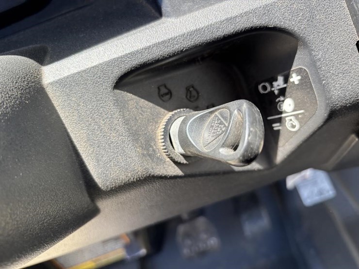 2014-john-deere-gator-xuv-550-image-15