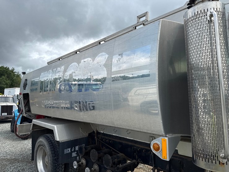 2007-peterbilt-335-image-49