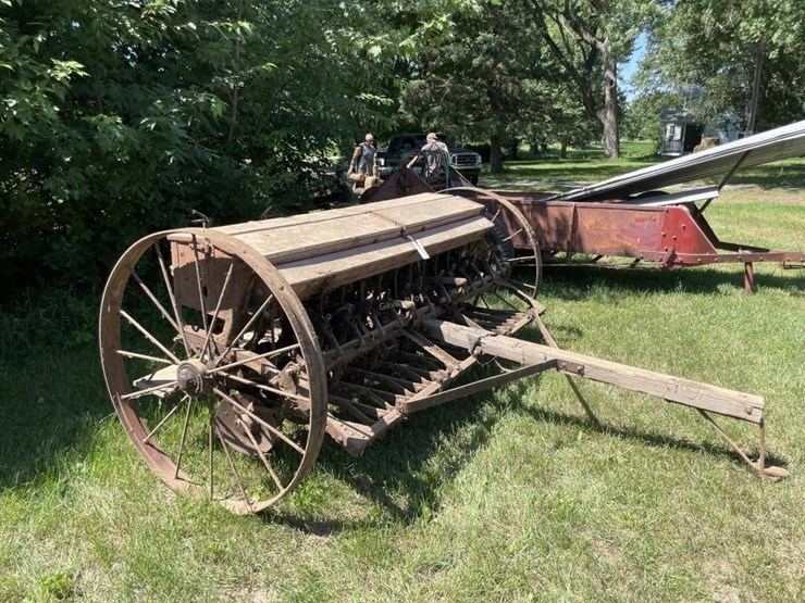 8'-mccormick-deering-steel-wheel-grain-drill-image-4
