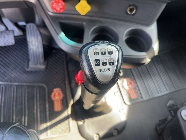 2022-kenworth-t680-image-25