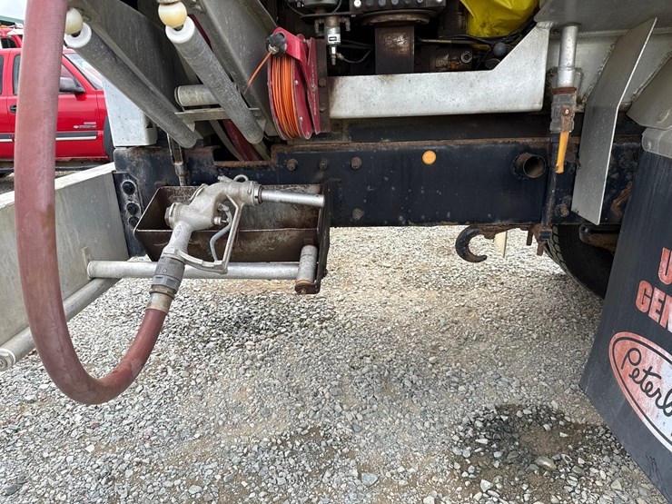 2007-peterbilt-335-image-37
