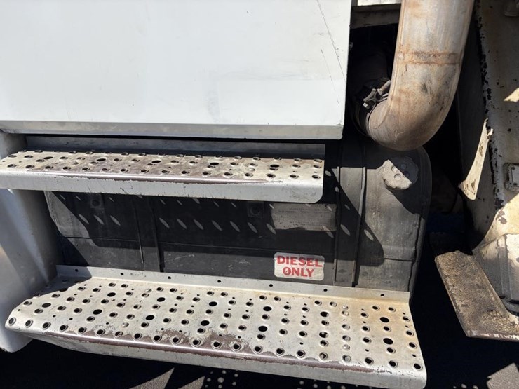 2000-freightliner-fl80-service-utility-truck-image-6