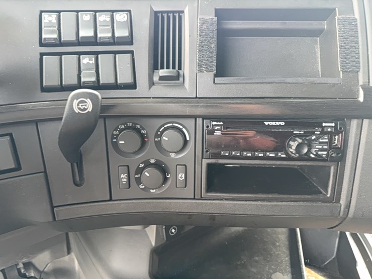 2019-volvo-vnl860-sleeper-cab-semi-image-56