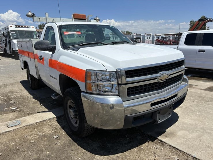 2009-chevrolet-3500hd-image-2