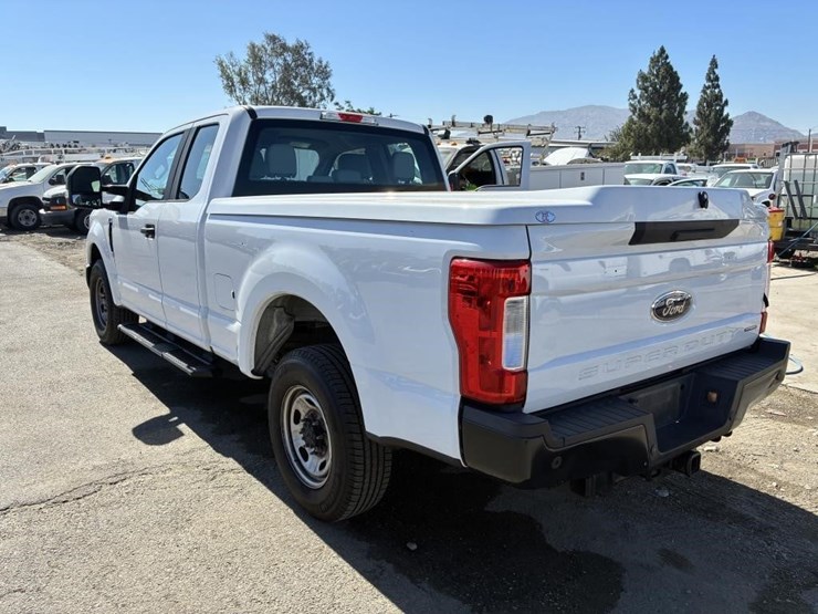 2017-ford-f250-xl-image-4