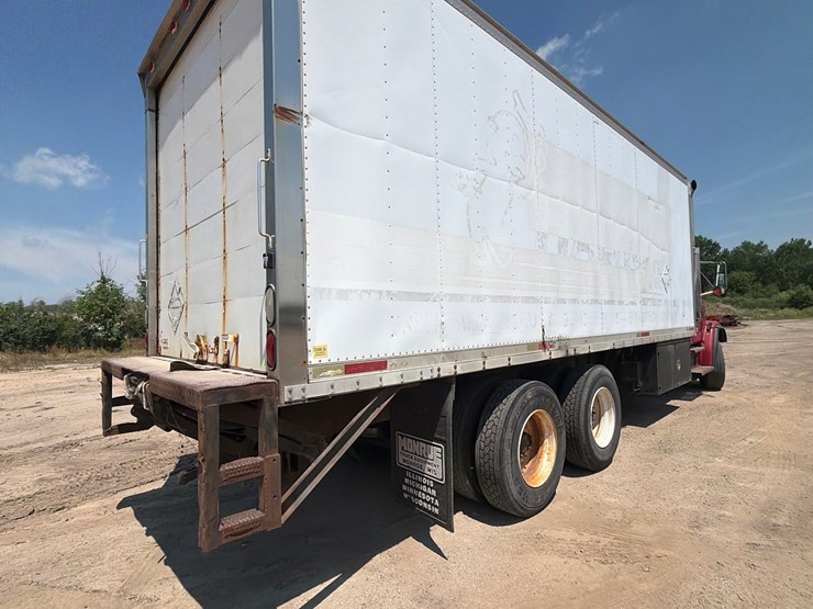 2000-freightliner-fl80-image-5