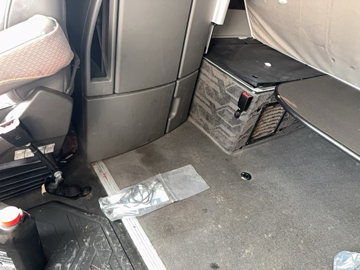 2019-volvo-vnl860-sleeper-cab-semi-image-65