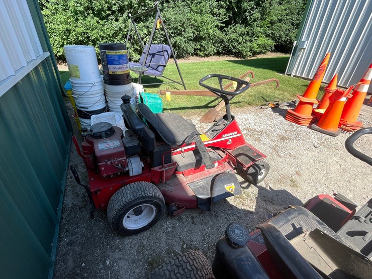 #2108-•-snapper-33"-riding-mower-image-4