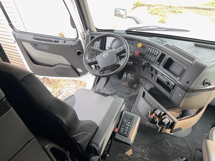 2019-volvo-vnl860-sleeper-cab-semi-image-85