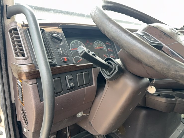 2015-volvo-day-cab-semi-image-41