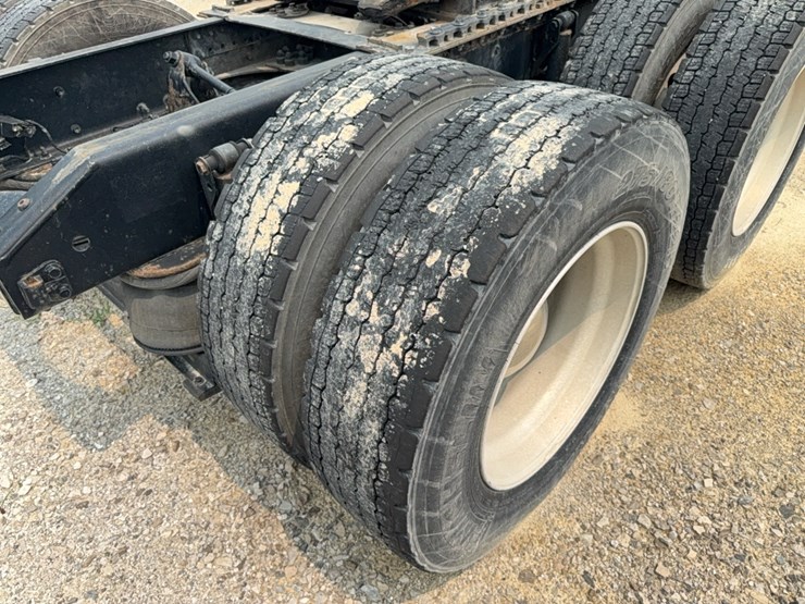 2015-volvo-day-cab-semi-image-42