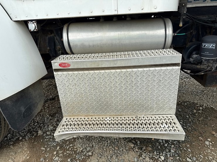 2007-peterbilt-335-image-26