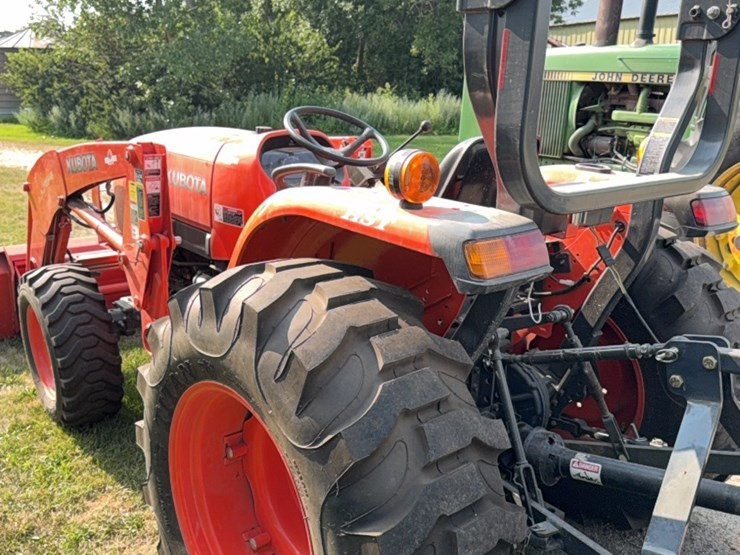 l-4600-kubota-mfd-tractor-with-loader,-237-hours-image-21