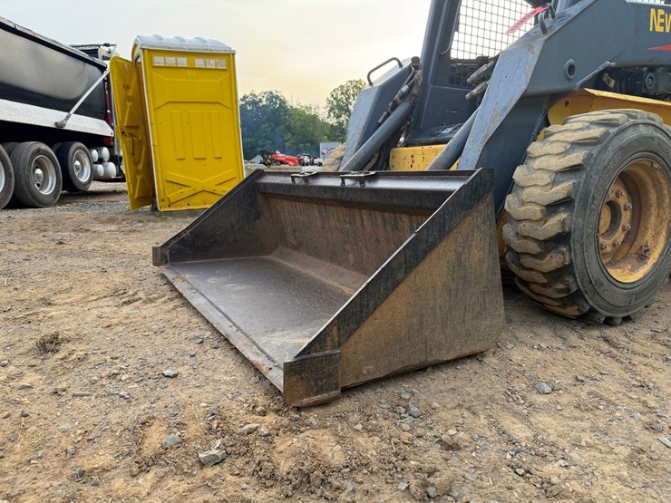 #4069-•-new-holland-ls180-wheeled-skid-steer-image-11