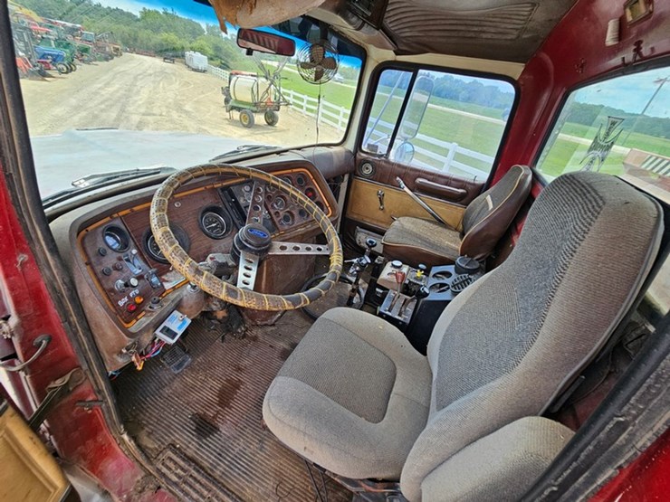 1983-ford-9000-image-47