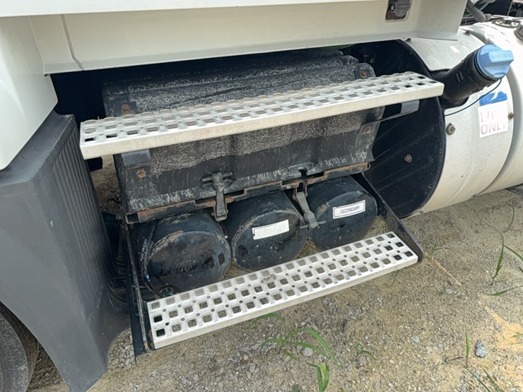 2015-volvo-day-cab-semi-image-13