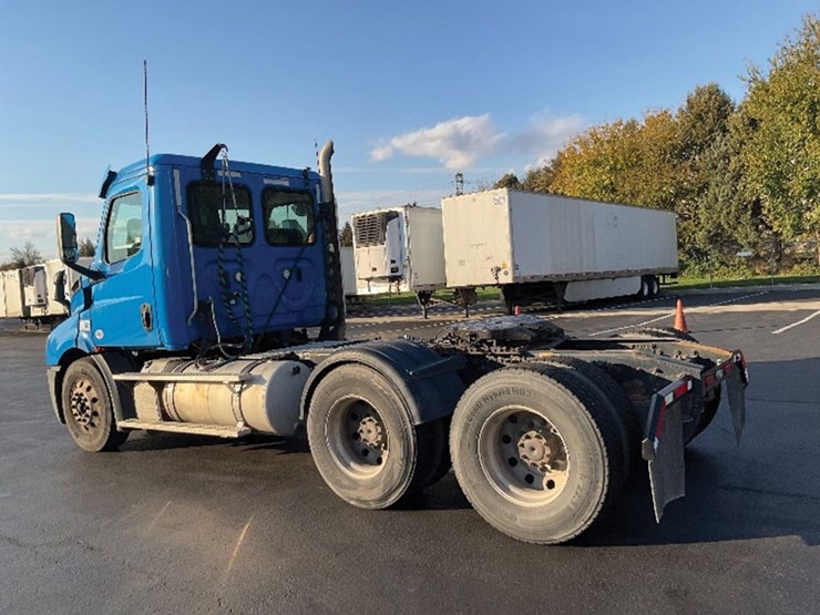 2019-freightliner-cascadia-116-image-2