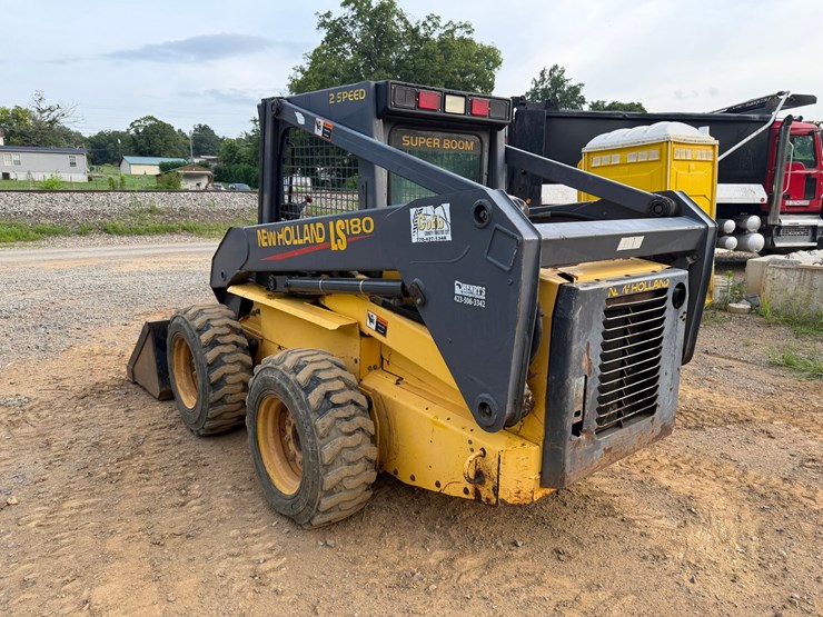 #4069-•-new-holland-ls180-wheeled-skid-steer-image-3