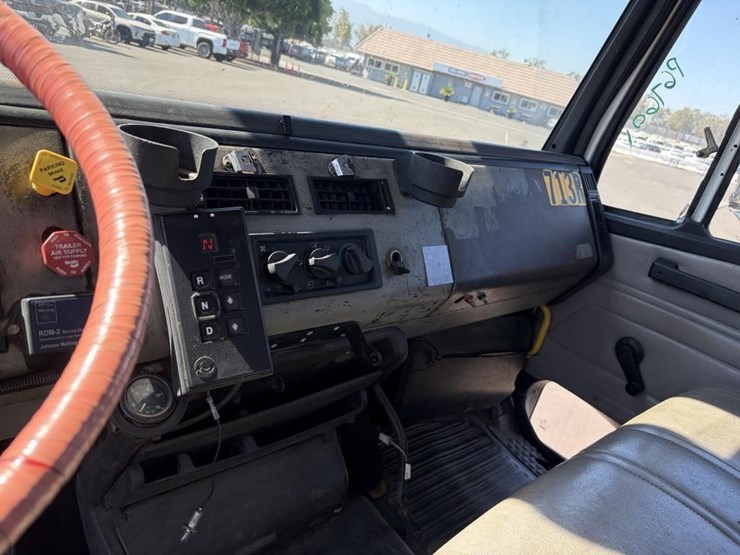 2000-freightliner-fl80-service-utility-truck-image-29