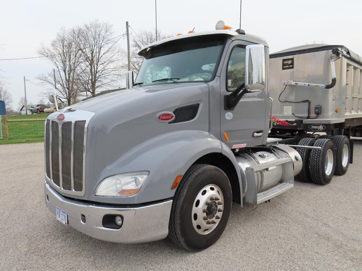 2019-peterbilt-579-image-1