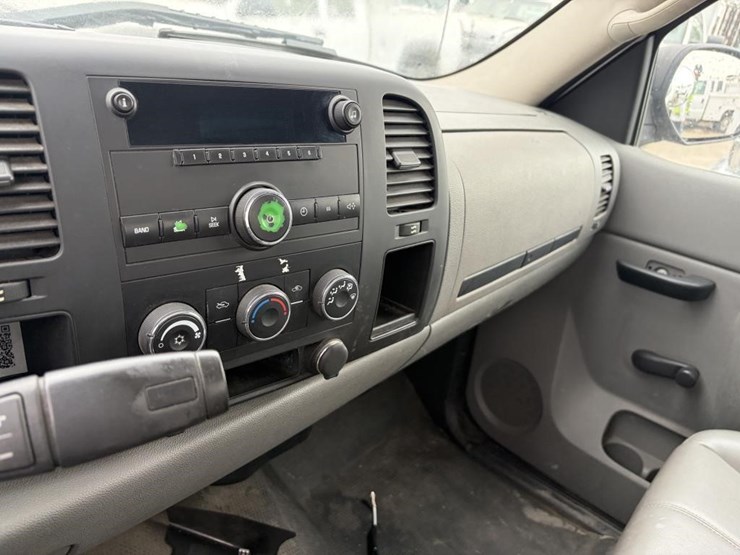2013-chevrolet-silverado-2500-image-15