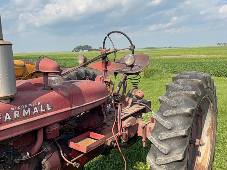 ihc-h-tractor,-narrow-front-image-26