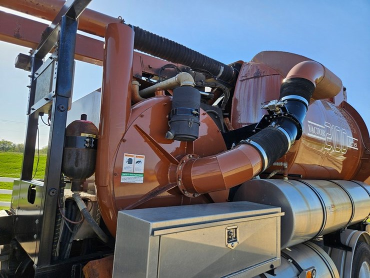 2001-vactor-2100-image-47