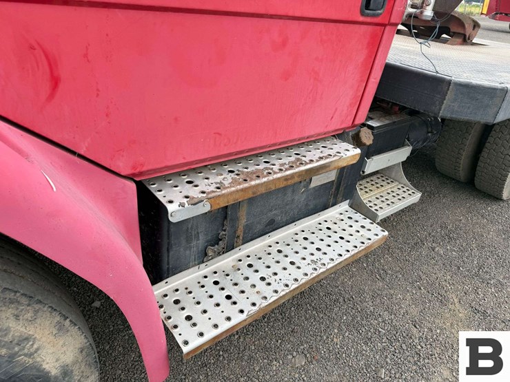 1999-freightliner-fl80-image-17