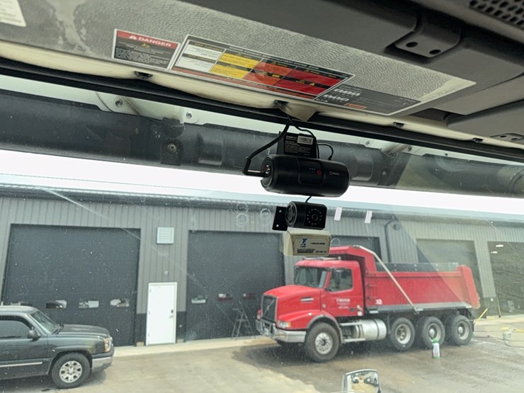 2015-volvo-day-cab-semi-image-54