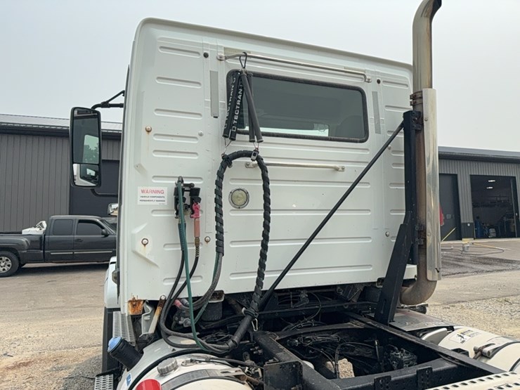 2015-volvo-day-cab-semi-image-21