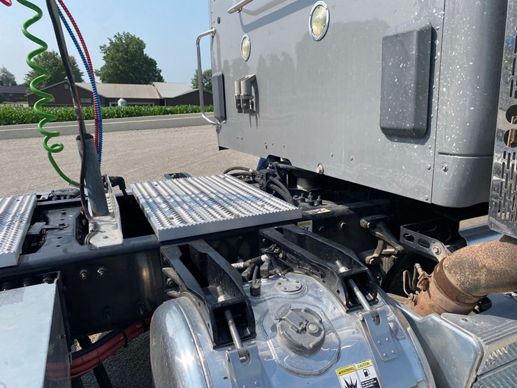 2019-peterbilt-579-image-15