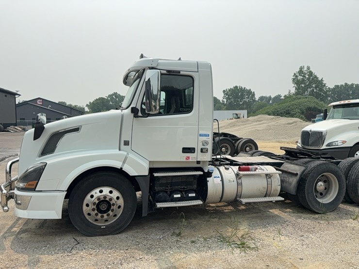 2015-volvo-day-cab-semi-image-3
