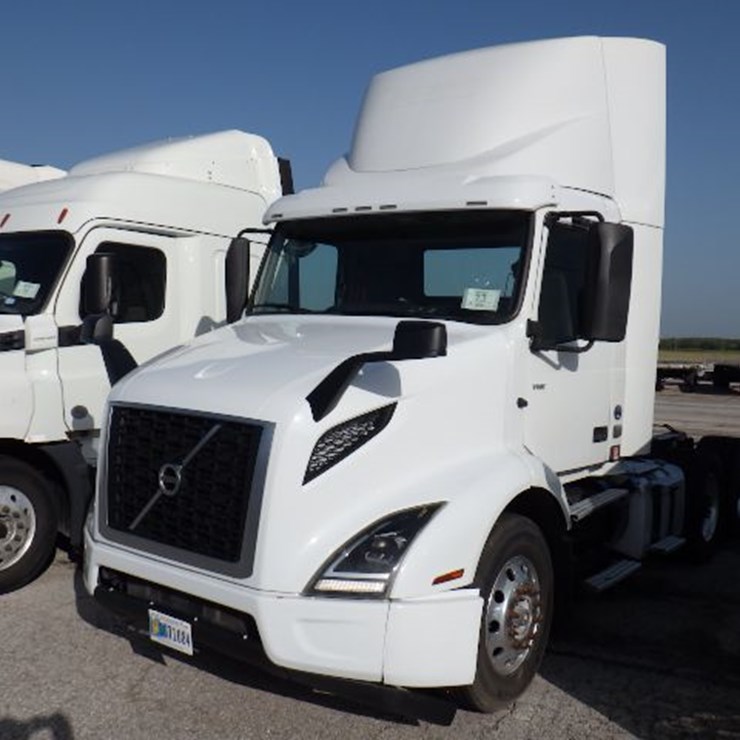 2019 VOLVO VNR300