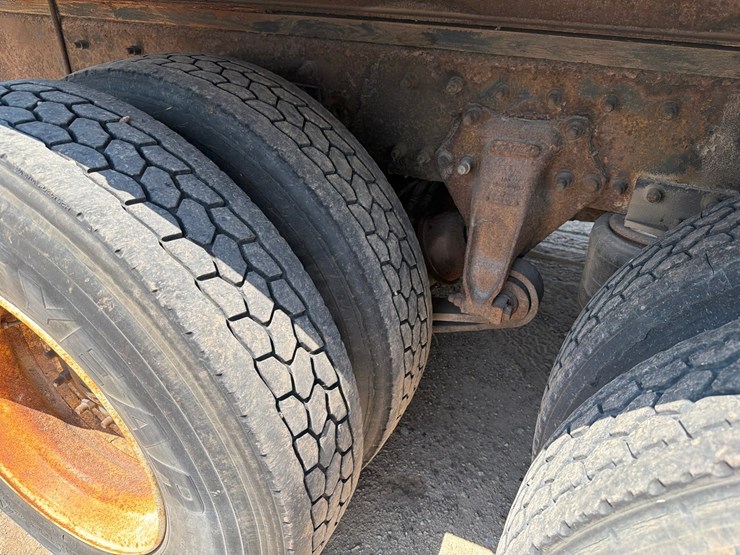 2000-freightliner-fl80-image-30