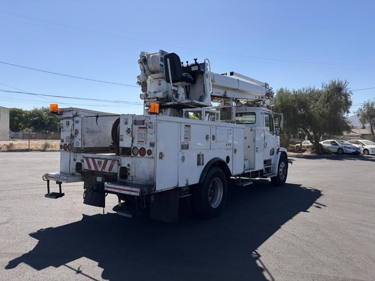 2000-freightliner-fl80-service-utility-truck-image-3