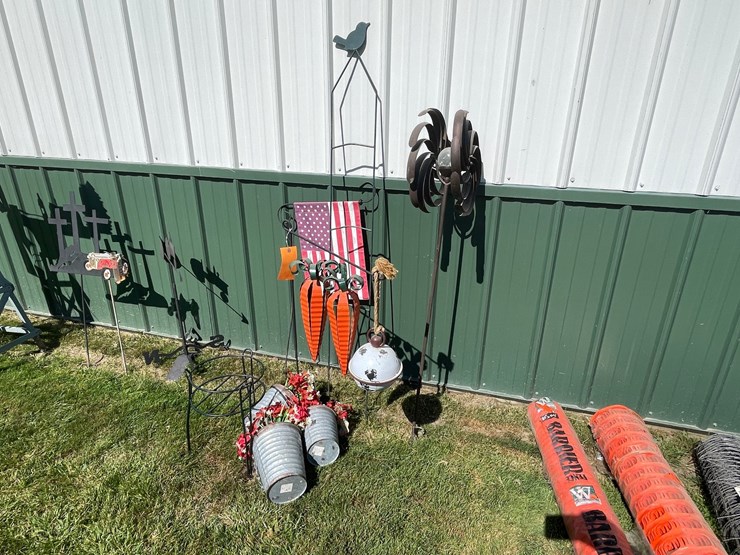 #2151-•-various-metal-yard-decorations-image-1