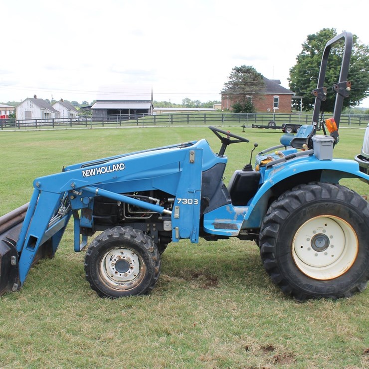 NEW HOLLAND TRACTOR 8804