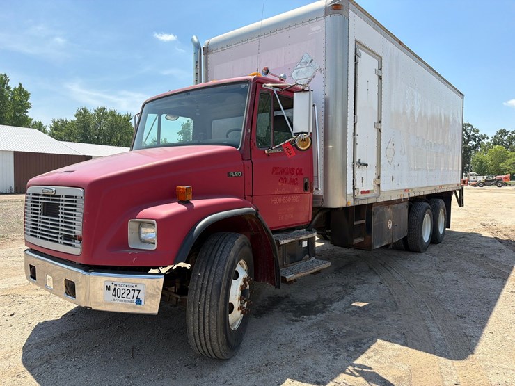 2000-freightliner-fl80-image-1