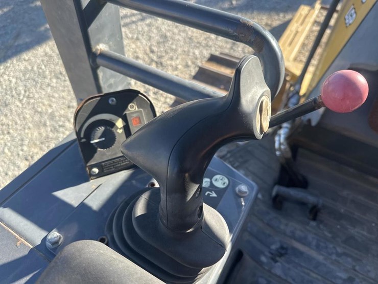 2014-deere-450j-image-40