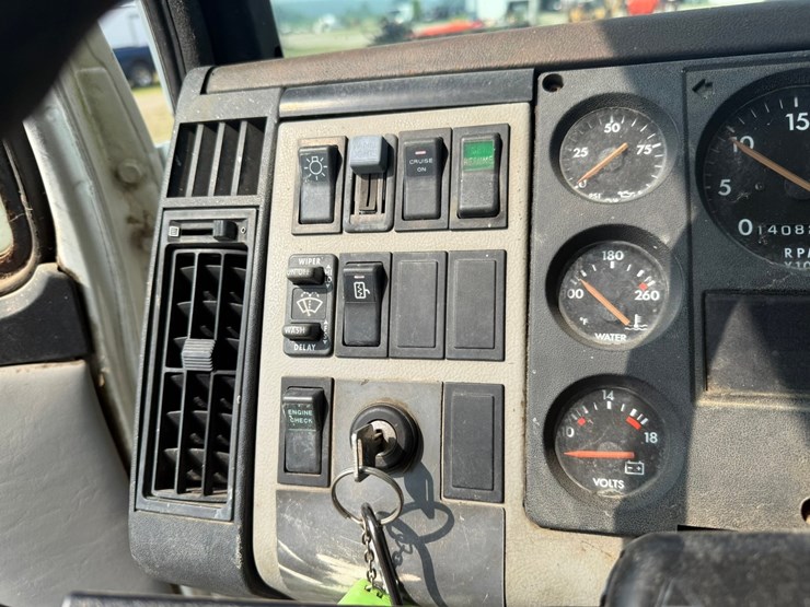 2000-freightliner-fl60-image-51