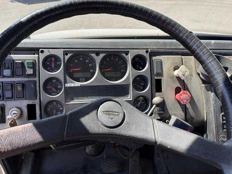 2000-freightliner-fl80-service-utility-truck-image-34